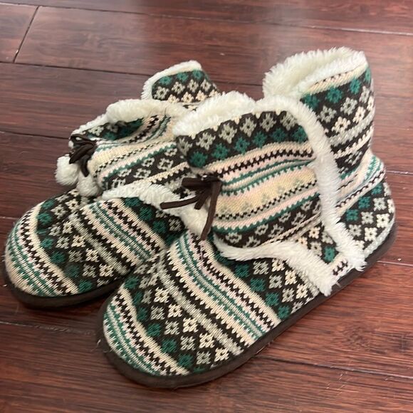 Winter Booties - Size 9 - Great Condtion - Furry Inside - Super Comfortable - Picture 1 of 4